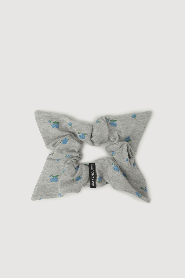 LUCKY CHOUETTE의 [Re-Order] Chouetties_Pattern Scrunchie (grey)는 데일리 스타일을 위한 여성용 스크런치입니다. 플라워 패턴과 신축성 좋은 소재, 라벨 포인트를 더해 크레센트 문과 세일러문 컨셉을 표현했습니다. 18cm 사각 형태의 그레이 컬러 스크런치는 당신의 헤어스타일에 사랑스러운 포인트를 더해줄 것입니다.
