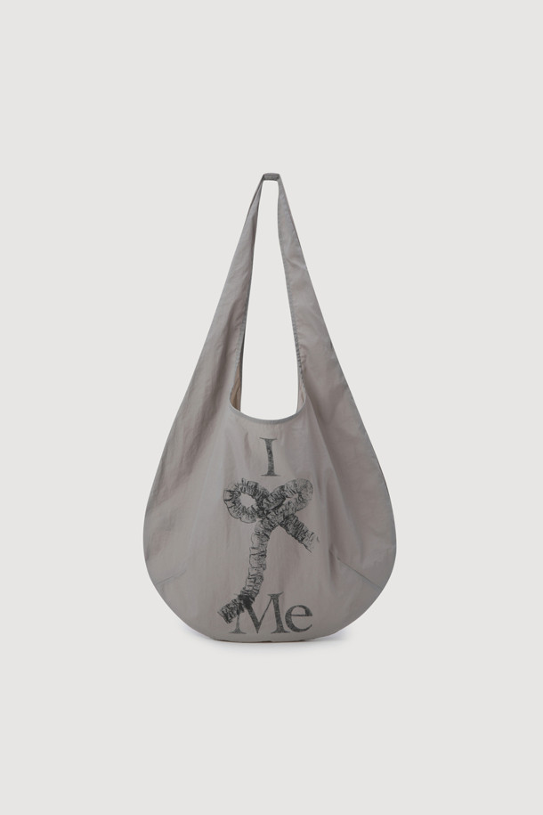 Chouetties by LUCKY CHOUETTE의 Graphic Tote Bag(grey)은 빈티지한 무드의 여성용 토트백입니다. 나일론 소재에 달 모티프와 리본, 프린트 패턴이 돋보이며, 접이식 디자인으로 휴대성을 높였습니다. 내부 포켓이 있어 실용적이며, 매지컬/셀레스티얼 테마를 담아 일상 속에서 특별한 스타일을 연출합니다.

