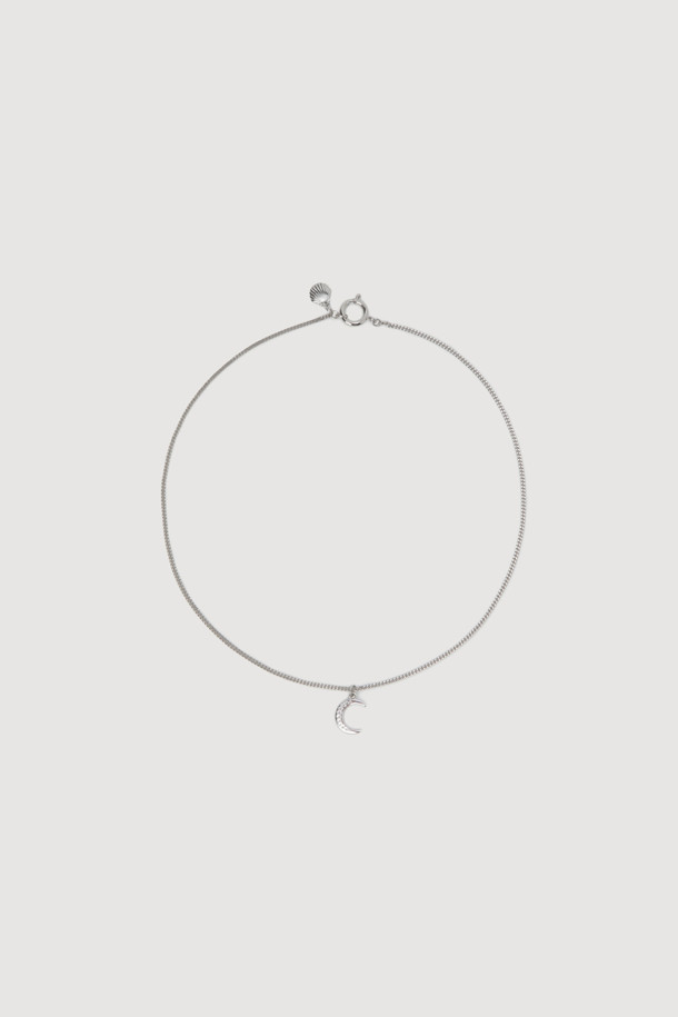 [슈에티 by 럭키 슈에뜨] 문 데코레이션 목걸이(실버)는 여성스러운 분위기를 연출해주는 미니멀 스타일의 목걸이입니다. 금속 소재의 실버 컬러로, 데이트룩과 카페룩에 잘 어울립니다. 달과 조개 디자인 장식이 포인트이며, 달 무늬가 돋보입니다. 투웨이 디자인으로 장식 위치를 조절할 수 있으며, 프리사이즈로 편안하게 착용 가능합니다. 세련된 디자인으로 데일리룩에 포인트를 더해보세요.
