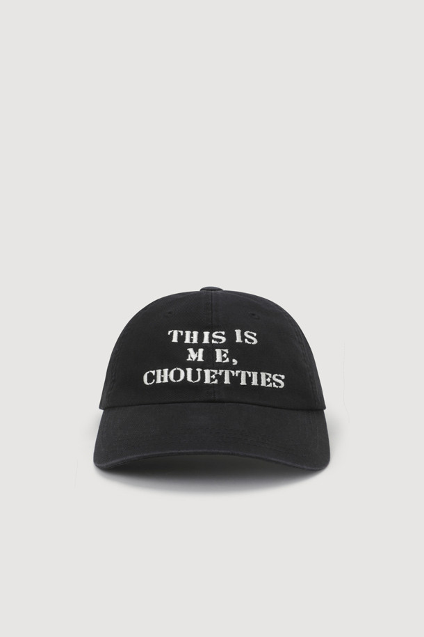 LUCKY CHOUETTE의 Chouetties 자수 포인트 볼캡입니다. 블랙 컬러의 코튼 소재로 제작되어 봄, 여름, 가을 계절에 착용하기 좋습니다. "Chouetties" 레터링 자수와 버클 디자인, 후면 사이즈 조절 버클이 특징이며, 일상생활에서 유니크한 스타일을 연출할 수 있습니다.

