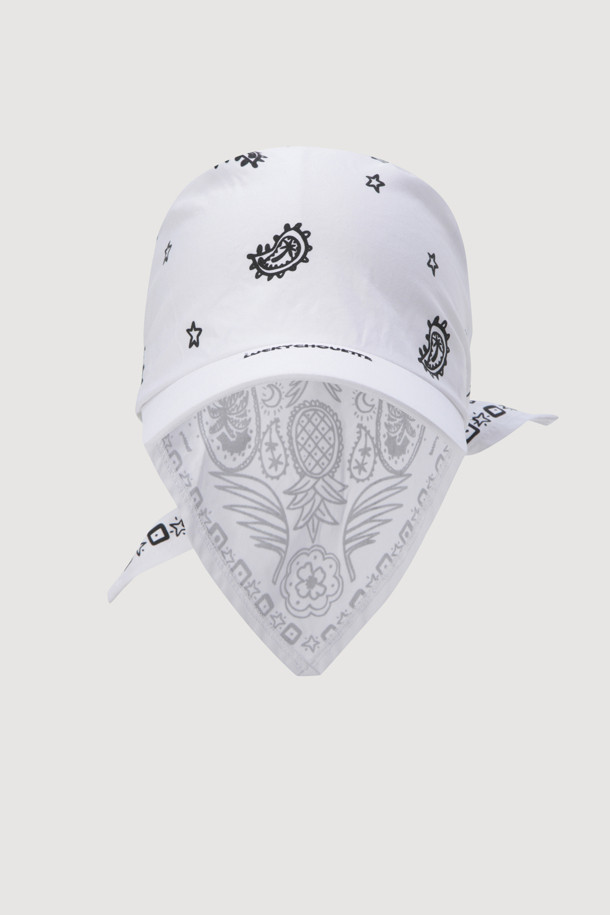 페이즐리 스카프 캡(화이트)은 캐주얼, 스트리트, 미니멀 스타일을 즐겨 입는 분들을 위한 모자입니다. 부드러운 화이트 컬러 바탕에 페이즐리 무늬가 포인트로 들어가 있으며, 챙 부분에는 레터링 자수가 더해져 유니크한 디자인을 자랑합니다. 스카프는 투웨이 연출이 가능하여 다양한 스타일을 연출할 수 있으며, 동네 마실룩이나 산책룩에 툭 걸치기 좋습니다. 일상에서 개성 있는 포인트를 더하고 싶을 때 활용해보세요.
