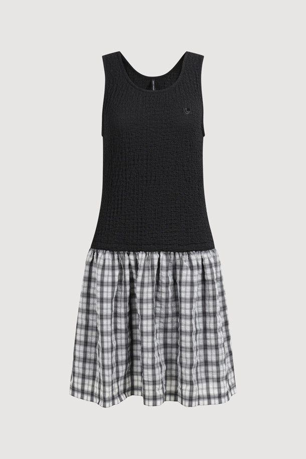 LUCKY CHOUETTE(럭키슈에뜨) Chouetties U넥 슬리브리스 원피스 (블랙)입니다. 깊고 와이드한 U넥 디자인과 솔리드, 체크 소재의 세련된 믹스가 돋보입니다. 허리 스트링 디테일과 Lucky Crescent Moon 모티브 패치 자수가 포인트로 더해졌으며, 단독 또는 레이어드하여 다양한 스타일을 연출할 수 있습니다. 데이트룩, 카페룩, 모임룩에 어울리는 클래식, 미니멀, 걸리시 무드의 슬리브리스 원피스입니다. 봄, 여름 시즌에 시원하고 스타일리시하게 즐겨보세요.
