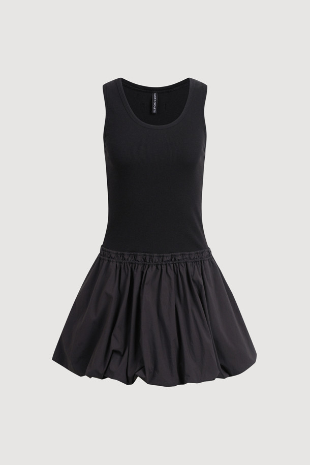 럭키슈에뜨의 헴 볼륨 민소매 원피스(블랙)는 여성용 캐주얼 원피스입니다. A라인 핏과 플레어 치마 타입으로, 허리 밴딩과 스커트 셔링 디테일이 특징이며 볼륨감 있는 실루엣을 연출합니다. 라운드넥 디자인에 민소매 기장으로, 여름철 데이트룩, 카페룩, 바캉스룩 등 다양한 TPO에 활용하기 좋습니다. 뒷면 라벨 장식, 무지 패턴으로 미니멀하고 로맨틱한 스타일을 완성하며, 레이어드 스타일링으로 개성 있는 연출이 가능합니다.
