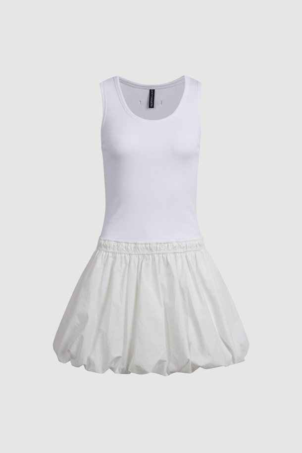 럭키슈에뜨 Chouetties (슈에티스) 헴 볼륨 슬리브리스 원피스 (화이트)는 우아한 스타일을 연출하는 여성 의류입니다. 봄, 여름 시즌에 어울리는 슬리브리스 디자인으로, A라인 치마핏과 허리 밴딩으로 편안하면서도 여성스러운 실루엣을 강조합니다. 풍성한 볼륨감의 스커트 셔링 디테일이 돋보이며, 뒤 라벨 장식이 포인트로 더해졌습니다. 데이트룩, 카페룩, 휴가룩 등 다양한 TPO에 활용 가능하며, 클래식, 미니멀, 로맨틱 스타일을 즐겨 입는 분들께 추천합니다.
