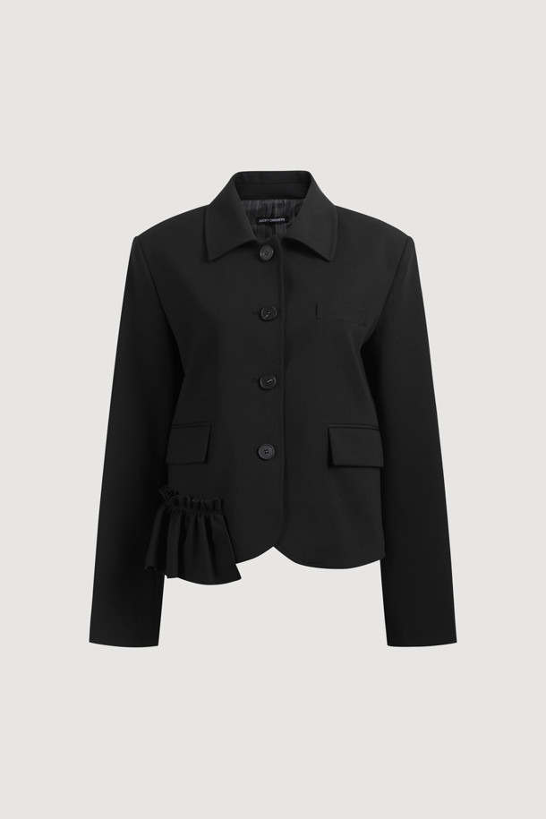 럭키슈에뜨(LUCKY CHOUETTE)의 Chouetties Frill Point 재킷은 우아하고 페미닌한 스타일을 연출하는 여성용 블랙 자켓입니다. 봄, 가을에 착용하기 좋으며, 레귤러 핏과 보통 두께감으로 편안하게 즐길 수 있습니다. 테일러드 코트 타입에 싱글 버튼 여밈으로 깔끔함을 더하고, 어깨 패드와 러플 디테일이 특징입니다. 안감과 스트라이프 무늬가 고급스러운 느낌을 주며, 오피스룩, 모임룩, 데이트룩 등 다양한 TPO에 활용 가능합니다. 클래식, 미니멀, 시크한 스타일을 선호하는 분들께 추천합니다.
