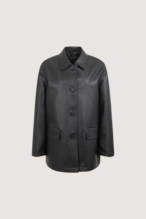 LUCKY CHOUETTE (럭키슈에뜨)의 Chouetties 페이크 레더 재킷 (블랙)입니다. 부드러운 촉감의 인조 가죽 소재로 제작되었으며, 봄, 가을에 착용하기 좋은 두께감입니다. 루즈핏 싱글 버튼 디자인으로 매니시하면서도 캐주얼한 스타일을 연출할 수 있습니다. 어깨 패드가 내장되어 있으며, 양쪽 아웃 포켓과 가먼트 워싱 처리로 디테일을 더했습니다. 출근룩, 모임룩, 데이트룩 등 다양한 TPO에 미니멀, 클래식, 시크한 무드로 활용하기 좋습니다.
