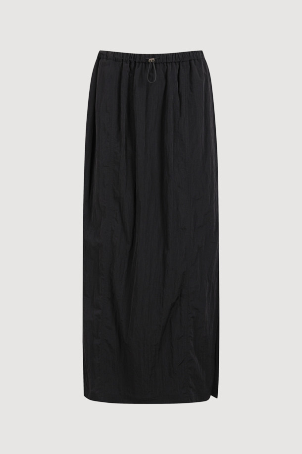 럭키슈에뜨(LUCKY CHOUETTE)의 Chouetties 허리 스트링 롱 스커트(블랙)입니다. 나일론 소재로 제작되어 얇고 가볍게 착용 가능하며, 사계절 내내 활용할 수 있습니다. 허리 밴딩과 스트링으로 편안한 착용감을 선사하며, 셔링 디테일이 여성스러운 실루엣을 연출합니다. 뒷면 포켓과 레터링 자수 포인트로 캐주얼하고 우아한 스타일을 완성하며, 동네 마실룩이나 여행룩에 모두 잘 어울립니다. H라인 핏의 롱스커트로 미니멀하고 클래식한 스타일을 연출해보세요.
