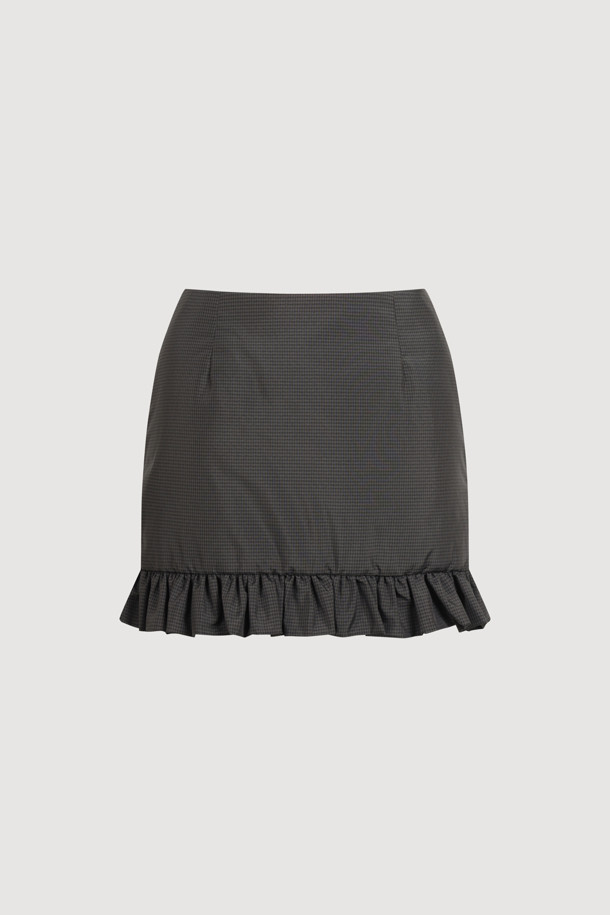 럭키슈에뜨의 Chouetties (슈에티스) Hem Frill Check Padding Skirt (다크 그레이)는 겨울철 캐주얼 룩을 위한 패딩 스커트입니다. 다크 그레이 컬러의 체크 패턴이 돋보이며, 밑단 러플 디테일이 여성스러운 포인트를 더합니다. H라인 핏과 로우라이즈 디자인으로 세련된 실루엣을 연출하며, 두꺼운 두께감으로 따뜻하게 착용할 수 있습니다. 출근룩뿐만 아니라 미니멀, 클래식 스타일에도 잘 어울리는 활용도 높은 아이템입니다.
