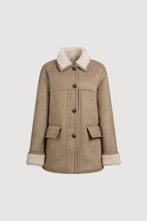 럭키슈에뜨 Chouetties (쇼티스) Fake Mustang (베이지)는 여성스러운 캐주얼 스타일을 연출하는 무스탕입니다. 스웨이드와 덤블 소재의 조화로 포근하고 부드러운 촉감을 선사하며, 두꺼운 두께감으로 따뜻하게 착용할 수 있습니다. 넉넉한 루즈핏과 스탠다드핏 디자인으로 편안한 착용감을 제공하며, 하프 기장으로 다양한 하의와 매치하기 좋습니다. 아웃포켓 디테일과 로고 엠보 포인트가 디자인의 포인트를 더하며, 가을과 겨울 시즌 데일리룩에 활용하기 좋습니다. 베이지 컬러는 미니멀하고 클래식한 분위기를 연출합니다.
