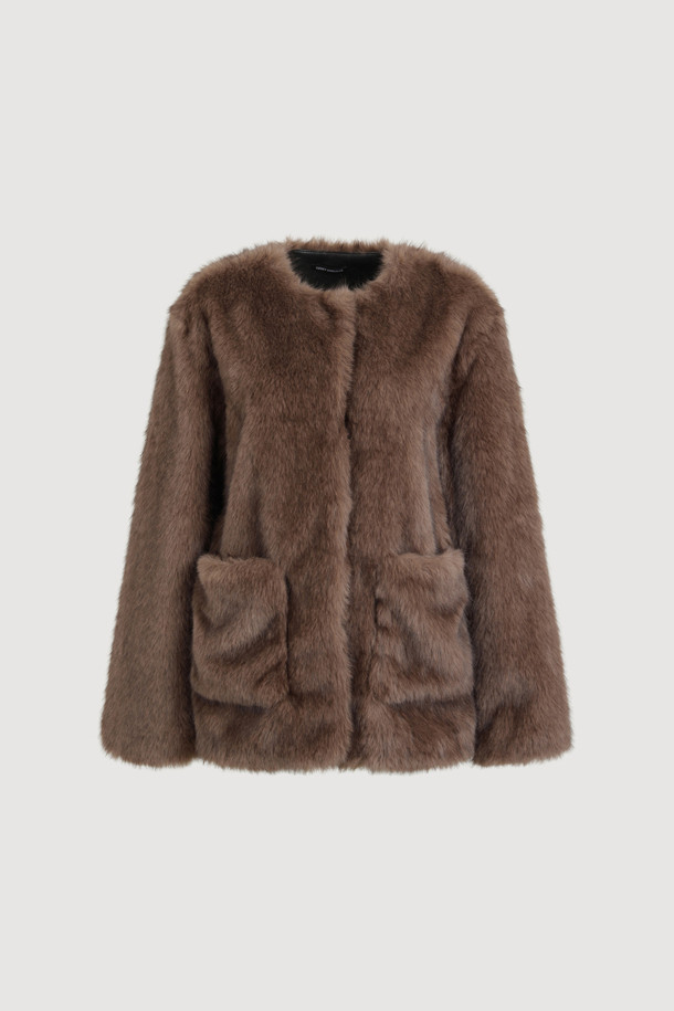 럭키슈에뜨의 슈에티스 페이크 퍼 재킷(브라운)은 출근룩, 오피스룩, 비즈니스 캐주얼에 어울리는 아이템입니다. 클래식, 미니멀, 시크한 스타일을 연출하기에 적합하며, 부드러운 페이크 퍼 소재가 고급스러운 분위기를 더합니다. 브라운 컬러는 따뜻하고 세련된 느낌을 주어 다양한 옷차림에 코디하기 좋습니다. 럭키슈에뜨만의 감각적인 디자인으로, 겨울철 스타일링에 포인트를 더해보세요. 페이크 퍼 재킷으로 시크하고 따뜻한 겨울을 완성하세요.
