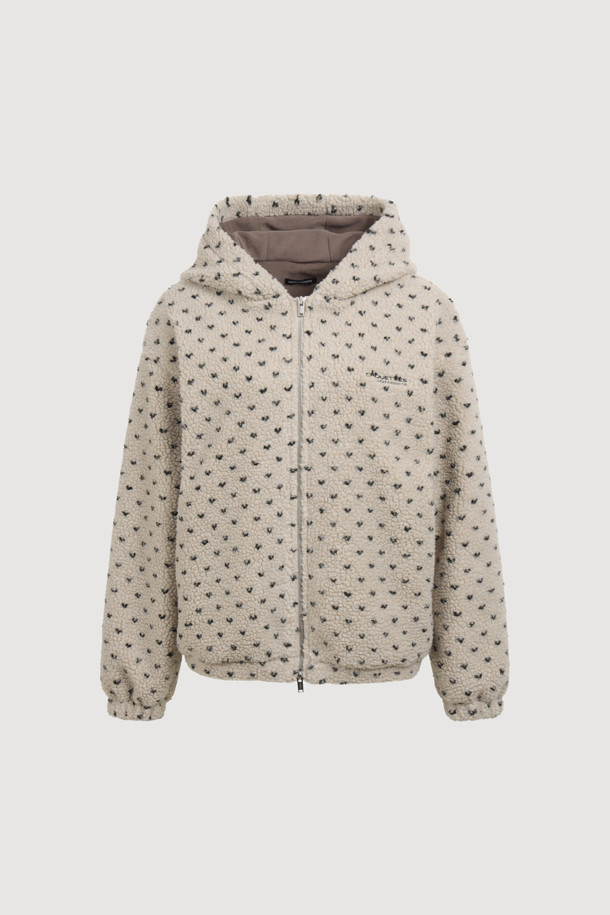 Chouetties by LUCKY CHOUETTE(슈에뜨 바이 럭키슈에뜨)의 페이크 퍼 후드 점퍼(베이지)입니다. 부드러운 플리스와 페이크 퍼 소재로 제작되어 포근하고 따뜻한 착용감을 선사하며, 겨울철은 물론 가을에도 활용하기 좋습니다. 캐주얼, 미니멀, 고프코어 스타일을 아우르는 디자인으로 캠핑룩, 산책룩 등 다양한 TPO에 매치하기 용이합니다. 도트와 하트 패턴이 사랑스러운 분위기를 더하고, 오버핏 실루엣과 후드 디자인으로 편안하면서도 스타일리시하게 연출할 수 있습니다. 투웨이 지퍼, 소매단 및 밑단 밴딩, 레터링 자수, 솔리드 안감 등의 디테일이 돋보이는 두꺼운 두께감의 긴소매 점퍼입니다.
