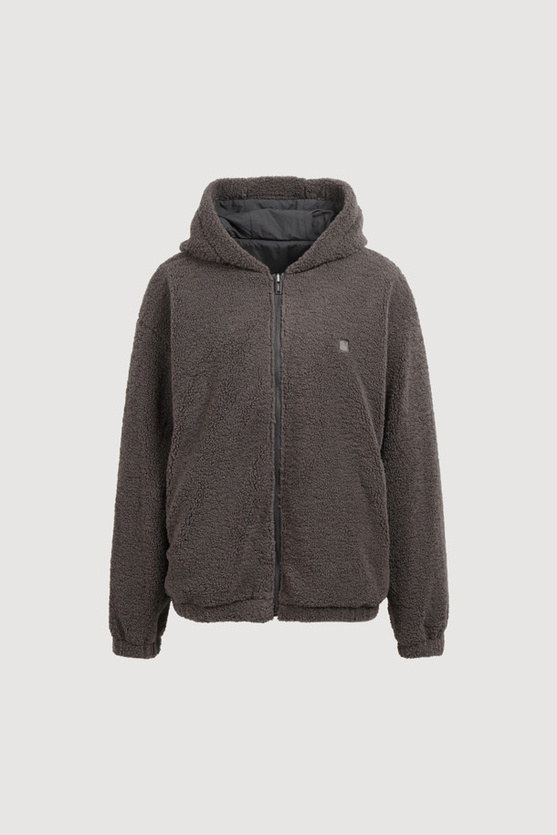 럭키 슈에뜨(LUCKY CHOUETTE)의 Chouetties 페이크 퍼 리버시블 후드 점퍼(다크 그레이)입니다. 부드러운 플리스, 나일론, 페이크 퍼 소재로 제작되어 가을, 겨울 시즌에 따뜻하게 착용할 수 있습니다. 넉넉한 오버핏에 지퍼 여밈 방식으로 편안함을 더했으며, 소매단과 밑단 밴딩 처리로 활동성을 높였습니다. 안감은 페이크 퍼 소재로 뒤집어 투웨이 스타일 연출이 가능하며, 캐주얼, 미니멀, 고프코어 스타일을 즐겨 입는 여성분들께 추천합니다. 가슴 부분에는 럭키 크레센트 문 와펜 자수 장식이 포인트로 더해졌습니다. 산책, 집콕, 여행 등 다양한 상황에서 활용하기 좋은 아이템입니다.
