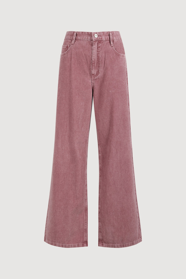 럭키슈에뜨(LUCKY CHOUETTE)의 "슈에티즈 by 럭키슈에뜨_워싱 와이드 코듀로이 팬츠(핑크)"는 캐주얼, 클래식, 미니멀 스타일을 즐기는 여성들을 위한 바지입니다. 가을, 겨울 시즌에 어울리는 두꺼운 두께감의 와이드핏 코듀로이 팬츠로, 워싱 가공을 거쳐 부드러운 촉감을 선사합니다. 로우라이즈 디자인에 럭키슈에뜨 로고와 Lucky Crescent Moon 자수 디테일이 돋보이며, 데이트룩 연출에 제격입니다. 맥시 기장으로 다리가 길어 보이는 효과를 주며, 핑크 컬러가 사랑스러운 분위기를 더합니다.
