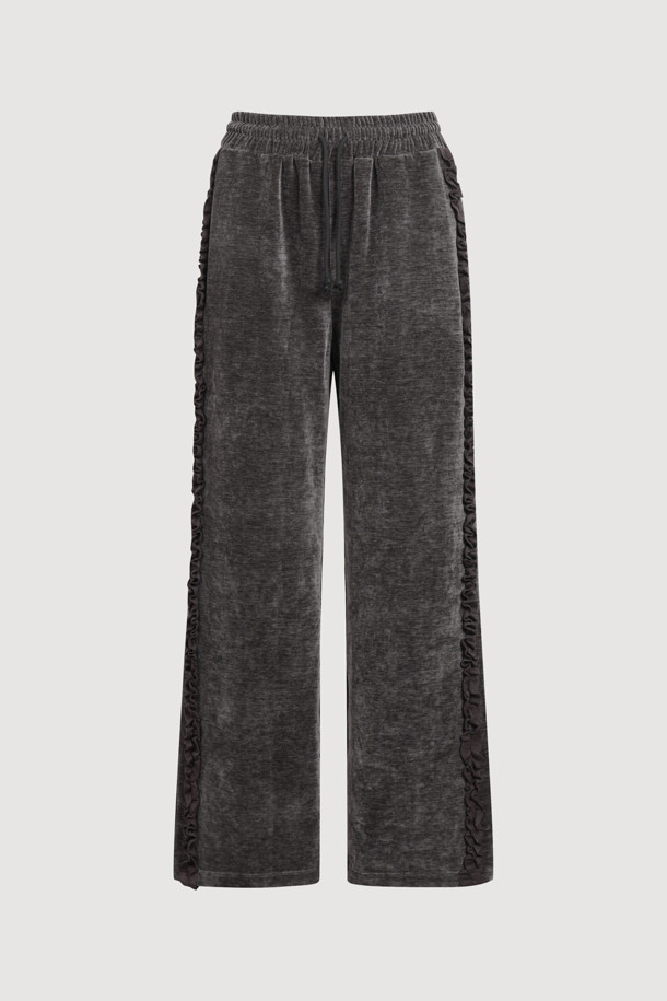 [Re-Order] 럭키슈에뜨_프릴 포인트 벨벳 롱 팬츠 (다크 그레이)는 부드러운 촉감의 벨벳 소재로 제작되어 가을, 겨울 시즌에 따뜻하게 착용하기 좋은 여성용 와이드 핏 긴 바지입니다. 허리 스트링과 사이드 러플 디테일이 캐주얼하면서도 여성스러운 분위기를 더하며, 루즈핏과 맥시 기장으로 편안함을 선사합니다. 집콕룩, 산책룩 등 편안한 일상에 잘 어울리며, 캐주얼, 미니멀, 클래식 스타일을 즐겨 입는 분들께 추천합니다. 세트 상품으로도 구매 가능합니다.
