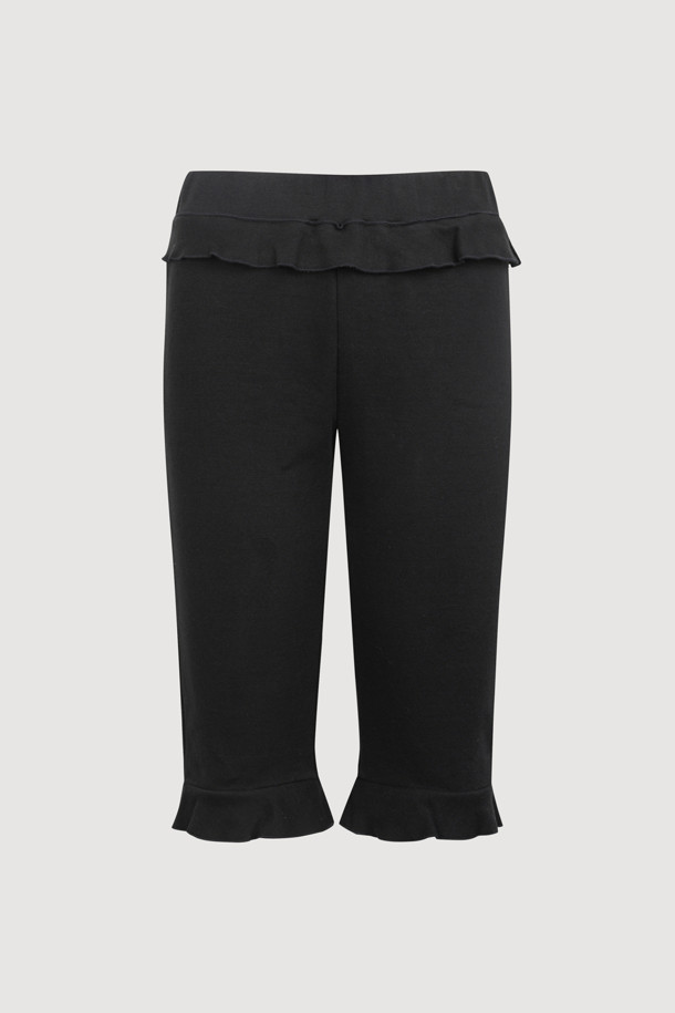 LUCKY CHOUETTE (럭키슈에뜨)의 Frill Point 바이커 쇼츠(블랙)입니다. 허리 밴딩으로 편안한 착용감을 선사하며, 옆 라인 지퍼 디테일로 포인트를 더했습니다. 면, 폴리에스터 혼방 소재로 제작되어 봄, 여름 시즌에 적합하며, 슬림핏 디자인으로 여성스러운 실루엣을 연출합니다. 허리와 밑단 러플 디테일과 러플 끝단의 자수 처리가 돋보이는 제품입니다. 데이트룩, 모임룩 등 다양한 TPO에 미니멀, 걸리시, 로맨틱한 스타일을 더해 활용할 수 있습니다.
