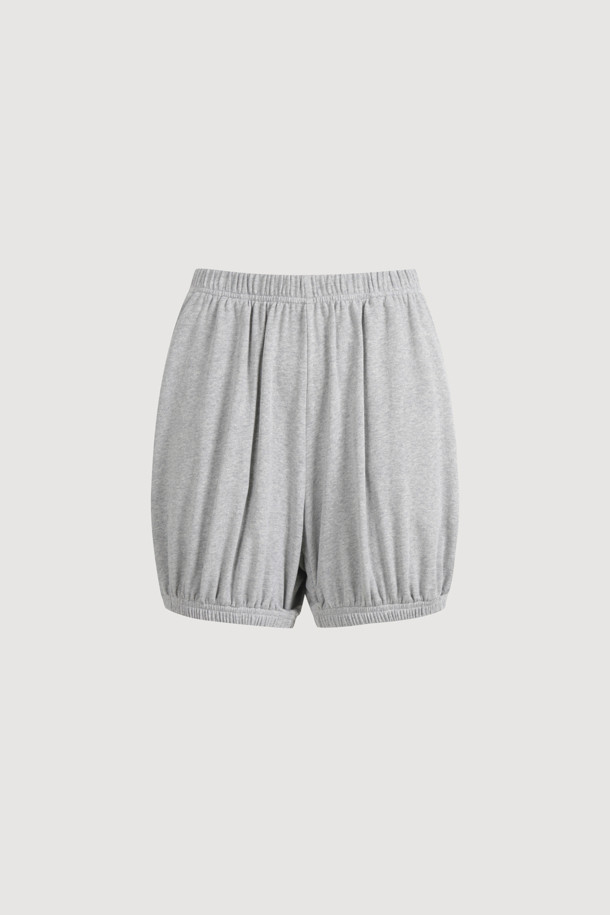 럭키슈에뜨 Chouetties 져지 볼륨 숏 팬츠 (멜란지 그레이)는 편안함과 스타일을 동시에 잡는 여성 숏팬츠입니다. 부드러운 면과 스판 소재 혼방으로 제작되어 쾌적한 착용감을 선사하며, 멜란지 그레이 컬러는 어떤 상의에도 잘 어울려 활용도가 높습니다. 허리 밴딩과 밑단 밴딩 처리로 편안한 착용감을 제공하며, 셔링 디테일과 뒷면 라벨 장식이 포인트를 더합니다. 루즈핏으로 활동성을 높였으며, 캐주얼, 미니멀, 걸리시 스타일을 즐겨 입는 분들께 추천합니다. 동네 마실룩, 휴가룩, 집콕룩 등 다양한 TPO에 맞춰 스타일링해보세요.
