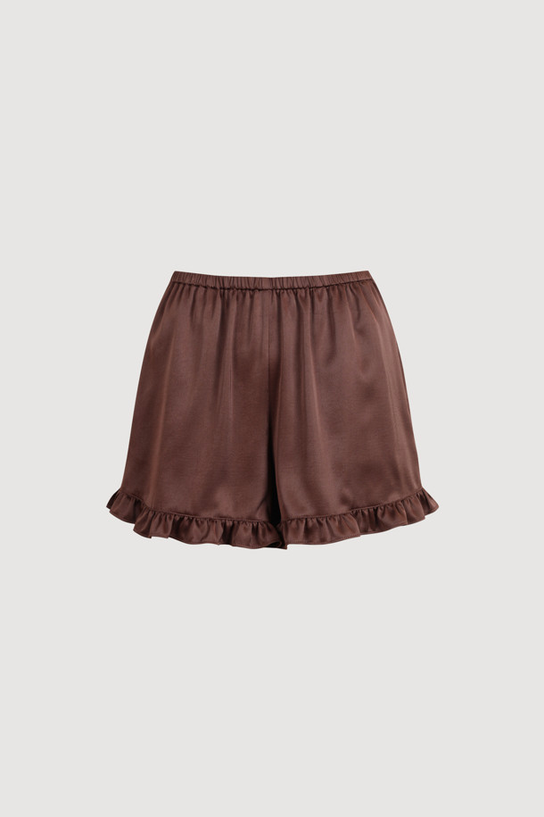 LUCKY CHOUETTE (럭키슈에뜨)의 Chouetties 프릴 쇼츠 (브라운)입니다. 부드러운 사틴 소재로 제작되어 은은한 광택감이 돋보이며, 밑단 러플 디테일이 여성스러운 분위기를 더합니다. 허리 밴딩 처리로 편안한 착용감을 선사하며, 뒷면 라벨 장식이 포인트입니다. 여름철 데이트룩, 카페룩, 휴가룩에 잘 어울리며, 클래식, 미니멀, 리조트 스타일을 연출하기 좋습니다. 숏 기장과 도트 패턴으로 시원하고 우아한 스타일을 완성해보세요.
