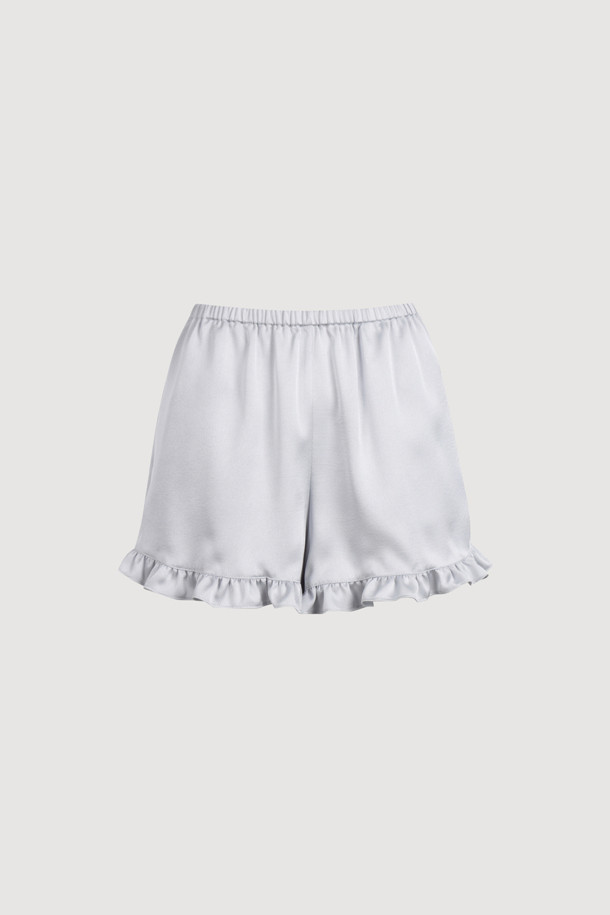 럭키슈에뜨의 Chouetties 프릴 숏팬츠 (실버)는 여성스러운 무드를 연출하는 숏 기장의 프릴 숏팬츠입니다. 은은한 광택감이 돋보이는 사틴 소재에 도트 무늬가 더해져 로맨틱하면서도 미니멀한 스타일을 완성합니다. 밑단 러플 디테일로 포인트를 더했으며, 루즈핏으로 편안한 착용감을 선사합니다. 데이트룩, 카페룩, 휴가룩 등 다양한 TPO에 활용 가능하며, 밴딩 처리로 활동성을 높였습니다. 뒷면에는 럭키슈에뜨 라벨 장식이 돋보입니다.
