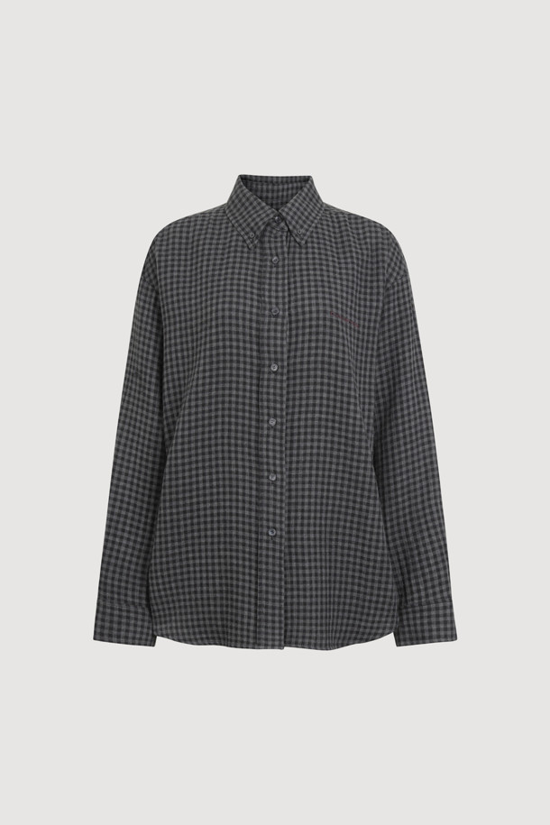 LUCKY CHOUETTE (럭키슈에뜨)의 Chouetties (슈에티) 체크 오버핏 블라우스입니다. 캐주얼, 베이직 스타일의 여성 의류로, 봄, 가을에 착용하기 좋습니다. 그레이 컬러의 체크 패턴이 돋보이며, 긴 소매와 카라넥 디자인으로 포인트를 더했습니다. 버튼다운 디테일과 크롭 기장으로 세련된 핏을 연출하며, 오버핏으로 편안하게 착용할 수 있습니다.
