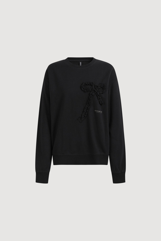 럭키슈에뜨의 Chouetties 리본 포인트 스웨트셔츠(블랙)입니다. 부드러운 면 소재로 제작되었으며, 루즈핏에 라운드넥 디자인으로 편안한 착용감을 선사합니다. 소매와 밑단 시보리 처리, 데미지 워싱, 리본 자수 디테일과 레터링 자수로 포인트를 주어 캐주얼하면서도 빈티지한 스타일을 연출합니다. 봄, 가을, 겨울, 세 계절 모두 활용 가능하며, 동네 마실룩, 집콕룩, 겨울 데일리룩 등 다양한 TPO에 활용하기 좋습니다. 미니멀, 레트로 스타일을 선호하는 여성분들께 추천합니다.
