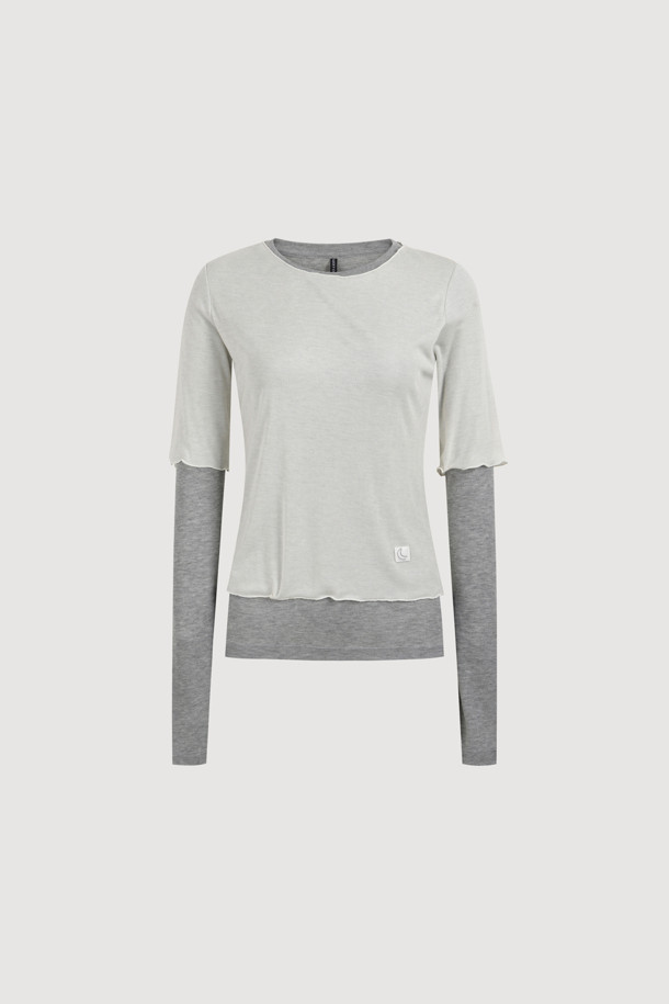 럭키 슈에뜨(LUCKY CHOUETTE)의 Chouetties 레이어링 긴소매 티셔츠(아이보리)입니다. 부드러운 촉감의 레이온과 폴리에스터 혼방 소재로 제작되었으며, 봄, 가을에 착용하기 좋습니다. 슬림핏의 라운드넥 디자인으로, 캐주얼하고 미니멀한 스타일을 연출합니다. 언밸런스 기장과 레이어드 디자인이 특징이며, Lucky Crescent Moon 모티브 자수 디테일로 포인트를 더했습니다. 단독 또는 레이어드하여 데이트룩을 완성해보세요.
