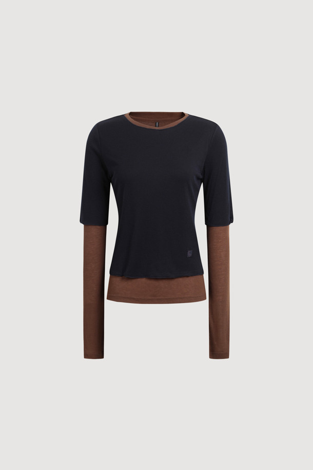 럭키슈에뜨(LUCKY CHOUETTE)의 Chouetties 레이어드 네이비 긴팔 티셔츠입니다. 캐주얼 및 미니멀 스타일을 추구하는 분들을 위한 베이직 아이템으로, 데이트룩과 카페룩에 잘 어울립니다. 부드러운 레이온과 폴리에스터 혼방 소재로 제작되었으며, 슬림핏 라운드넥 디자인입니다. 언밸런스 기장에 럭키 크레센트 문(Crescent Moon) 와펜 자수 디테일이 특징이며, 단독 또는 레이어드하여 다양한 스타일을 연출할 수 있습니다. 봄, 가을, 겨울, 세 계절 모두 활용 가능하며, 편안한 착용감을 선사합니다.
