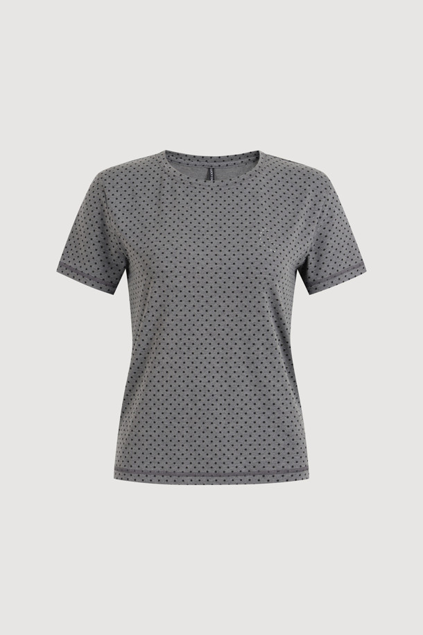 럭키슈에뜨 (LUCKY CHOUETTE)의 Chouetties 도트 패턴 반소매 티셔츠 (멜란지 그레이)입니다. 부드러운 촉감의 폴리에스터와 레이온 혼방 소재로 제작되었으며, 봄, 여름 시즌에 착용하기 좋은 얇은 두께입니다. 캐주얼 스타일의 슬림핏 티셔츠로, 라운드넥 디자인과 도트 패턴이 특징입니다. 레터링 프린트 디테일이 있으며, 레이어드하여 다양한 스타일 연출이 가능합니다. 가벼운 동네 마실이나 소풍룩으로 활용하기 좋은 아이템입니다.
