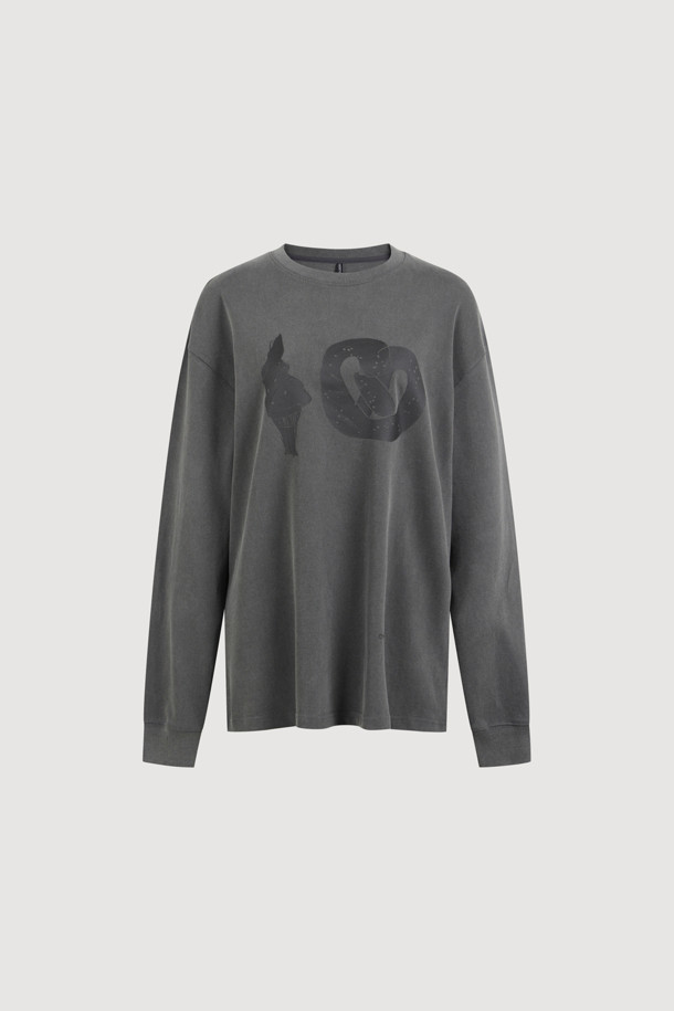 LUCKY CHOUETTE (럭키 슈에뜨)의 Chouetties 그래픽 루즈핏 피그먼트 긴소매 티셔츠 (그레이)입니다. 캐주얼과 빈티지 스타일을 연출하며, 봄, 가을, 겨울 계절에 폭넓게 활용할 수 있습니다. 넉넉한 루즈핏과 라운드넥 디자인으로 편안한 착용감을 선사하며, 면 소재로 제작되어 부드러운 촉감을 느낄 수 있습니다. 피그먼트 워싱 가공과 소매단 시보리 처리로 디자인의 완성도를 높였습니다. 단독 드라이클리닝을 권장하며, 물빠짐 및 이염에 주의하여 관리해야 합니다. 동네 마실룩이나 겨울 데일리룩에 미니멀한 스타일을 더해보세요.
