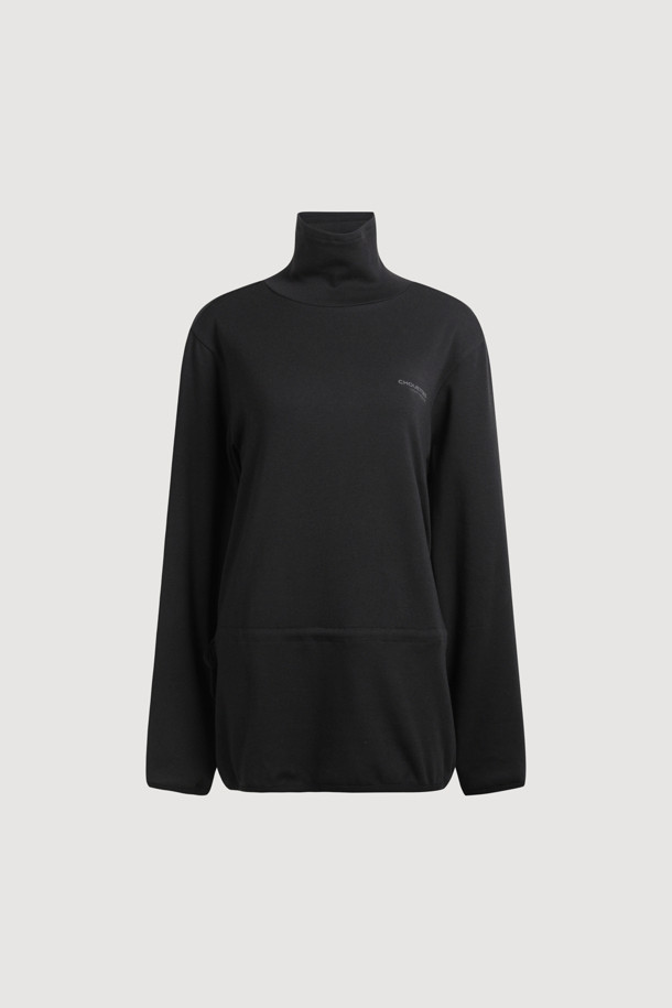 LUCKY CHOUETTE (럭키슈에뜨)의 Chouetties (슈에띠즈) 허리 스트링 하이넥 티셔츠 (블랙)입니다. 부드러운 코튼과 폴리에스터 혼방 소재로 제작되어 편안한 착용감을 선사합니다. 루즈핏 디자인에 하이넥으로 포인트를 더했으며, 허리 스트링으로 핏을 조절하여 다양한 스타일 연출이 가능합니다. 소매단과 밑단 배색, 슈에띠즈 레터링 프린트로 캐주얼하면서도 베이직한 스타일을 완성합니다. 사계절 내내 활용 가능한 웨어러블한 디자인의 긴소매 티셔츠입니다.
