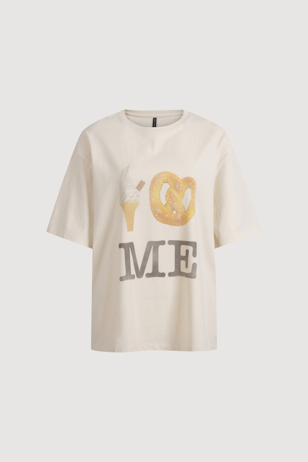 [Re-Order] 럭키슈에뜨의 그래픽 하프 슬리브 티셔츠 (라이트 베이지)는 부드러운 면 소재로 제작되어 편안한 착용감을 선사합니다. 라운드넥 디자인과 레귤러핏으로 캐주얼한 스타일을 연출하며, 봄, 여름 시즌에 활용하기 좋습니다. 은은한 라이트 베이지 컬러에 달 모티프 그래픽 프린팅이 더해져 미니멀하면서도 유니크한 포인트를 줍니다. 동네 마실룩이나 봄 소풍룩에 매치하여 편안하면서도 스타일리시한 룩을 완성해보세요. 반소매 기장으로 간절기에도 부담 없이 즐겨 입을 수 있습니다.
