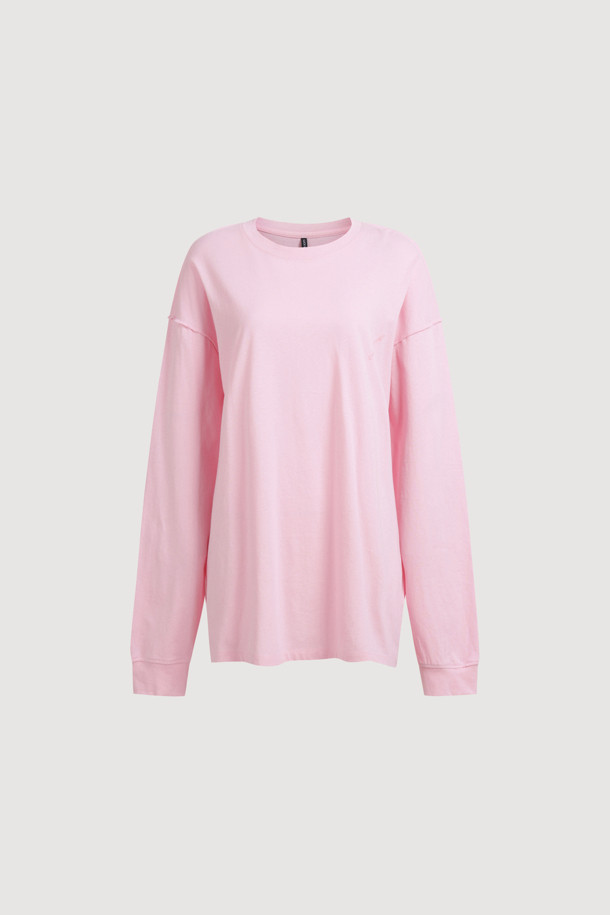 슈에티즈 바이 럭키 슈에뜨_루즈 핏 롱 티셔츠 (핑크)는 편안한 착용감과 스타일리시함을 동시에 갖춘 여성 티셔츠입니다. 핑크 컬러의 라운드넥 긴소매 티셔츠로, 봄, 가을에 캐주얼하게 착용하기 좋습니다. 루즈핏 디자인으로 박시한 실루엣을 연출하며, 가슴 부분의 슈에띠즈 레터링 프린트가 포인트를 더합니다. 어깨와 암홀 라인 봉제 디테일이 돋보이며, 데이트룩, 카페룩 등 다양한 TPO에 활용 가능합니다. 미니멀하면서도 개성 있는 스타일을 완성할 수 있는 아이템입니다.
