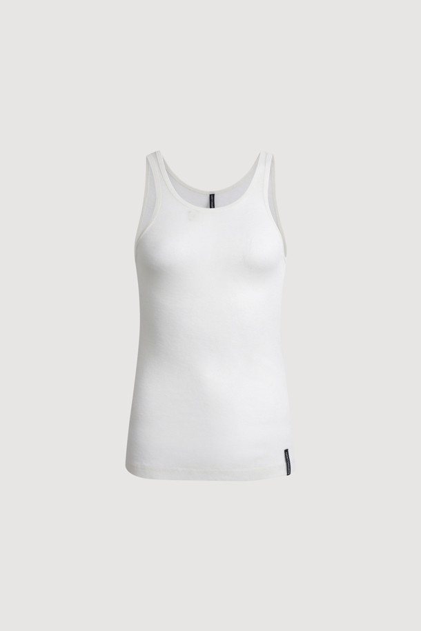 **Chouetties by 럭키슈에뜨 레이어링 민소매 티셔츠**

**Chouetties by 럭키슈에뜨**의 레이어링 민소매 티셔츠는 부드러운 촉감의 울과 레이온 혼방 소재로 제작되어 편안한 착용감을 선사합니다. 슬림핏 디자인에 라운드넥으로 깔끔함을 더했으며, 얇은 두께감과 시어한 소재가 특징입니다. 베이직한 스타일로 다양한 레이어드 연출이 가능하며, 밑단에는 럭키슈에뜨 라벨 장식이 포인트로 더해졌습니다. 데이트룩, 카페룩, 쇼핑룩 등 다양한 TPO에 미니멀, 클래식, 캐주얼 스타일로 활용하기 좋은 아이템입니다. 화이트 컬러의 무지 디자인으로 어떤 룩에도 쉽게 매치할 수 있습니다.
