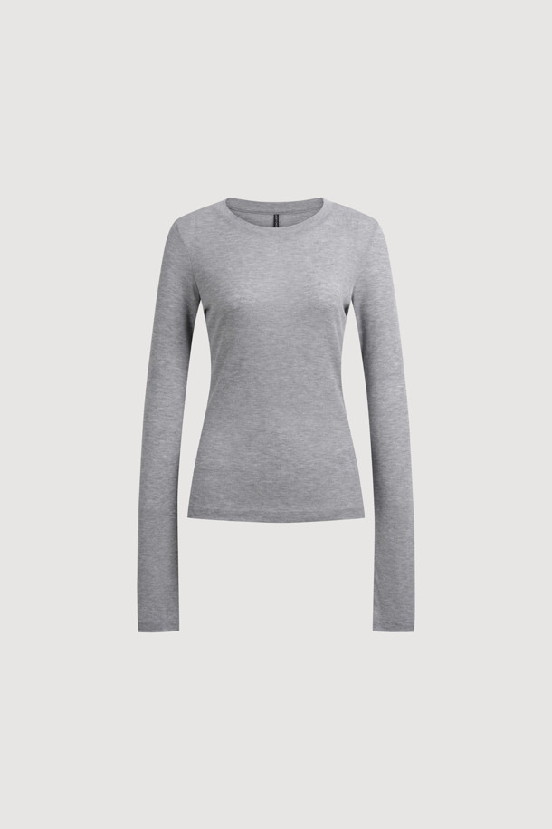 럭키슈에뜨의 Chouetties (슈에티) 멜란지 그레이 슬림핏 긴소매 티셔츠입니다. 부드러운 촉감의 울과 레이온 혼방 소재로 제작되어 봄, 가을에 활용하기 좋습니다. 시어한 소재감과 슬림핏 디자인으로, 데이트룩이나 카페룩 등 다양한 TPO에 맞춰 미니멀, 클래식, 캐주얼 스타일을 연출할 수 있습니다. 밑단 장식 라벨이 포인트로, 레이어드 스타일링에도 용이합니다. 라운드넥 디자인에 얇은 두께감으로 편안하게 착용 가능합니다.
