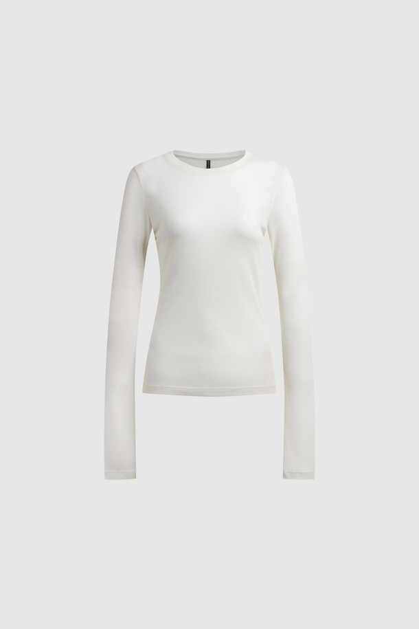 Chouetties by LUCKY CHOUETTE (슈에티 바이 럭키슈에뜨) 시어 슬림 핏 롱 슬리브 티셔츠는 부드러운 면 소재로 제작되어 편안한 착용감을 선사합니다. 차콜 그레이 컬러에 캐주얼한 무드의 프린트 그래픽 디자인이 돋보이며, 사계절 내내 활용 가능한 실용적인 아이템입니다. 얇은 두께감과 오버핏 실루엣으로 레이어드 스타일링이 용이하며, 튤 스커트 디테일로 포인트를 더했습니다. 동네 마실룩이나 봄 소풍룩에 매치하여 미니멀하면서도 스트리트 감성을 연출해보세요.
