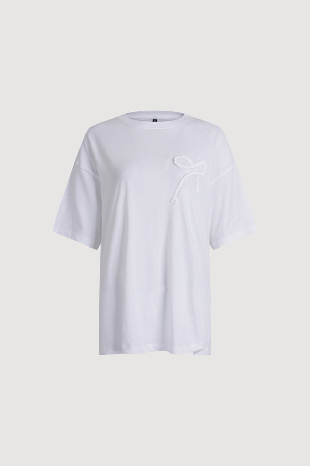LUCKY CHOUETTE의 [Re-Order] Chouetties 리본 포인트 루즈핏 반소매 티셔츠입니다. 부드러운 촉감의 40수 면 100% 소재로 제작되었으며, 캐주얼한 스타일을 연출하기 좋습니다. 가슴 부분의 리본 자수 디테일이 돋보이며, 봄, 여름 시즌 다양한 룩에 포인트를 더해줍니다.
