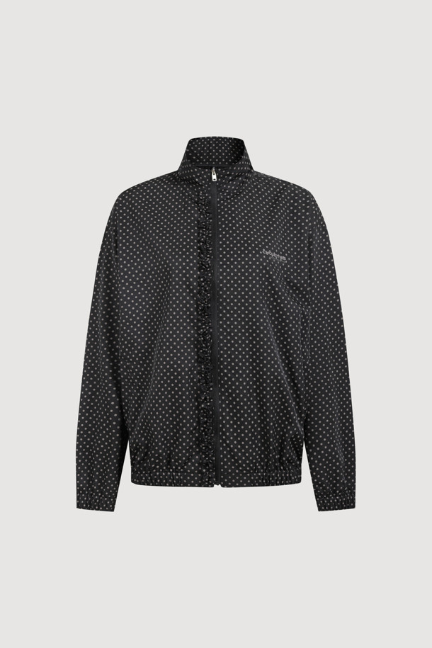 LUCKY CHOUETTE (럭키슈에뜨)의 도트 패턴 프릴 포인트 점퍼는 블랙 컬러의 여성용 아우터입니다. 가볍고 부드러운 나일론 소재로 제작되어 봄, 가을 간절기에 착용하기 좋습니다. 지퍼형 여밈 방식과 루즈핏 디자인으로 편안한 착용감을 선사하며, 프릴 디테일과 레터링 프린트가 돋보입니다. 소매와 밑단 밴딩 처리로 활동성을 높였으며, 슈롱이 파우치 세트가 포함되어 실용적입니다. 캐주얼, 미니멀, 걸리시 스타일을 즐기는 분들께 동네 마실룩, 쇼핑룩, 봄 소풍룩으로 추천합니다.
