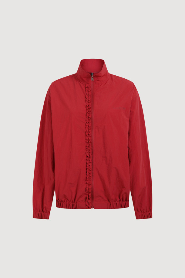 럭키슈에뜨(LUCKY CHOUETTE)의 Chouetties 도트 패턴 프릴 포인트 점퍼 (레드)입니다. 캐주얼하고 걸리시한 스타일로, 봄, 가을에 데이트룩, 동네 마실룩, 봄 소풍룩에 매치하기 좋습니다. 얇은 두께의 나일론 소재로 제작되어 부드러운 촉감을 선사하며, 루즈핏으로 편안하게 착용할 수 있습니다. 지퍼형 여밈 방식에 긴 소매, 소매와 밑단 밴딩 처리로 활동성을 더했습니다. 프릴 디테일과 레터링 프린트가 포인트이며, 슈롱이 파우치와 세트 구성으로 실용성까지 갖춘 아이템입니다.
