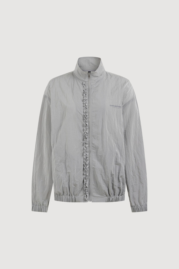 LUCKY CHOUETTE (럭키슈에뜨)의 Dot Pattern Frill Point Jumper (도트 패턴 프릴 포인트 점퍼, 실버)는 여성스러운 캐주얼 스타일을 완성하는 점퍼입니다. 가볍고 시원한 나일론 소재로 제작되어 봄, 가을에 착용하기 좋으며, 루즈핏으로 편안한 착용감을 선사합니다. 섬세한 프릴 디테일과 도트 패턴이 귀엽고 걸리시한 무드를 연출하며, 소매와 밑단 밴딩 처리로 활동성을 더했습니다. 레터링 프린트가 포인트이며, 슈롱이 파우치와 세트 구성되어 실용성을 높였습니다. 동네 마실룩, 봄 소풍룩, 여행룩 등 다양한 TPO에 활용해보세요.
