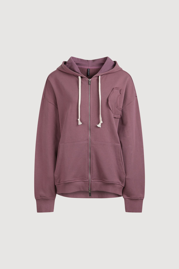 LUCKY CHOUETTE (럭키슈에뜨)의 Chouetties (슈에티스) Moon Point 후드 점퍼 (퍼플)입니다. 부드러운 면 소재로 제작되어 편안한 착용감을 선사하며, 봄, 가을 시즌에 적합합니다. 캐주얼, 미니멀, 스트리트 스타일을 아우르며 동네 마실룩, 봄 소풍룩, 캠핑룩 등 다양한 TPO에 활용하기 좋습니다. 루즈핏에 레귤러 기장으로 편안하게 착용 가능하며, 달 패치 자수와 시보리 처리된 소매와 밑단, 그리고 후드 디자인이 특징입니다. 투웨이 지퍼로 실용성을 더했으며, 럭키 크레센트 문 모티브가 돋보입니다.
