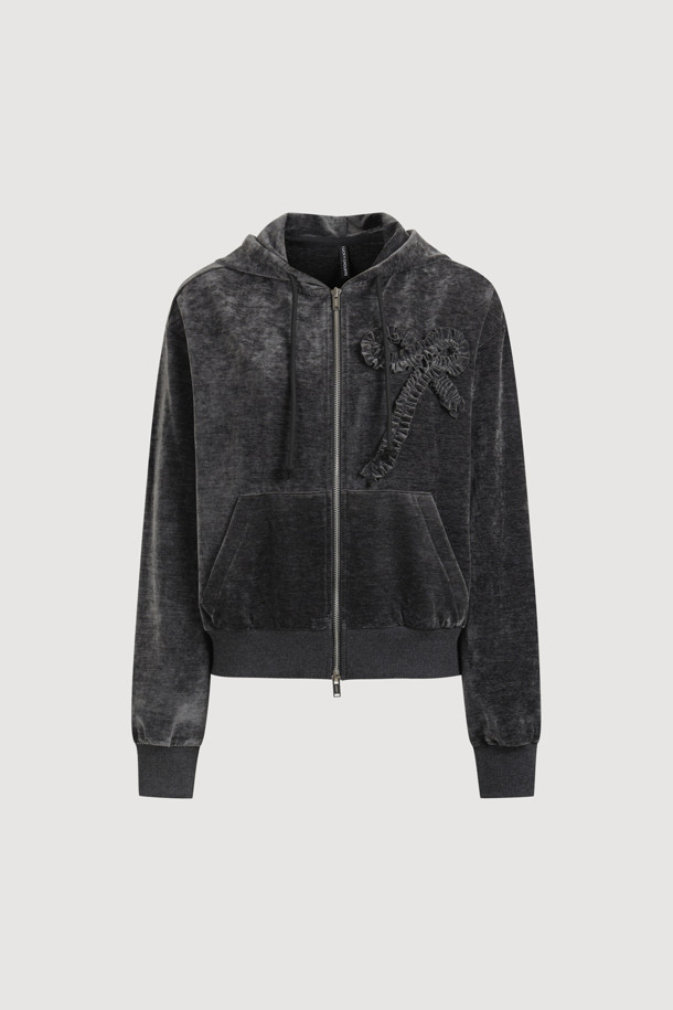 [Re-Order] 럭키슈에뜨_리본 포인트 벨벳 후드 점퍼 (다크 그레이)는 부드러운 벨벳 소재와 루즈핏으로 편안한 착용감을 선사하는 여성 후드 점퍼입니다. 캐주얼하고 미니멀한 스타일을 연출하며, 가을과 겨울에 따뜻하게 입을 수 있습니다. 다크 그레이 컬러에 무지 패턴으로 어떤 옷에도 잘 어울리며, 리본 자수 디테일과 시보리 밑단, 볼륨감 있는 실루엣이 특징입니다. 투웨이 지퍼로 편의성을 높였으며, 캠핑룩이나 산책룩 등 다양한 TPO에 활용 가능합니다. 두꺼운 두께감으로 보온성을 더했습니다.
