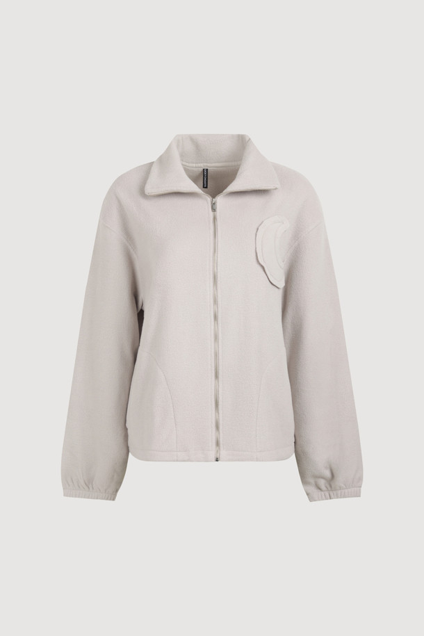 럭키슈에뜨의 Chouetties (슈에티스) by LUCKY CHOUETTE_Moon Motive 플리스 점퍼 (라이트 베이지)는 캐주얼 무드의 여성용 아우터입니다. 가을과 겨울, 일상에서 산책룩, 캠핑룩 등 다양한 TPO에 활용 가능하며, 미니멀, 고프코어 스타일을 연출하기 좋습니다. 부드러운 플리스 소재에 두꺼운 두께감으로 따뜻함을 더하고, 루즈핏 디자인으로 편안한 착용감을 제공합니다. 소매단 밴딩과 밑단 스트링, 네크라인 테이프 처리, 그리고 Lucky Crescent Moon 모티브 패치가 포인트입니다. 지퍼형 여밈 방식과 긴 소매 기장으로 실용성을 높였습니다.
