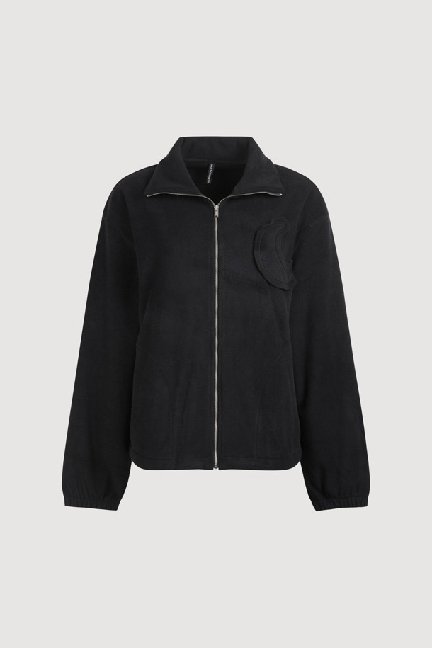 LUCKY CHOUETTE (럭키슈에뜨)의 Chouetties (슈에뜨) Moon Motive 플리스 점퍼 (블랙)는 캐주얼 무드의 여성용 아우터입니다. 부드러운 플리스 소재와 두꺼운 두께감으로 가을, 겨울 시즌 따뜻하게 착용할 수 있으며, 루즈핏 디자인으로 편안한 착용감을 선사합니다. 지퍼형 여밈 방식에 소매단 밴딩 처리와 밑단 스트링 디테일로 활동성을 더했고, Lucky Crescent Moon 모티브 패치 자수와 네크라인 테이프 처리로 포인트를 주었습니다. 캠핑룩, 산책룩 등 다양한 TPO에 활용 가능하며, 캐주얼, 미니멀, 고프코어 스타일을 즐기는 분들에게 추천합니다.
