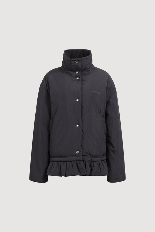 럭키슈에뜨의 Chouetties (슈에티스) Hem Frill Padding Jumper (블랙)은 겨울철 여성의 스타일을 책임질 패딩 점퍼입니다. 캐주얼, 미니멀, 걸리시 무드를 넘나드는 디자인으로 여행룩, 캠핑룩 등 다양한 TPO에 활용하기 좋습니다. 가볍고 따뜻한 나일론 소재에 오버핏 크롭 기장으로 편안함과 트렌디함을 동시에 잡았습니다. 밑단 셔링, 스트링, 로고 프린트, 솔리드 안감 등 섬세한 디테일이 돋보이며, 스냅 여밈 방식으로 간편하게 착용할 수 있습니다.
