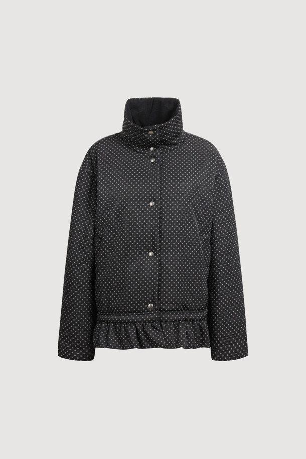 LUCKY CHOUETTE (럭키슈에뜨)의 Chouetties (슈에티) 헴 프릴 패딩 점퍼는 여성스러운 캐주얼룩을 연출하기 좋은 겨울 아우터입니다. 멀티 컬러의 도트와 체크 패턴이 돋보이며, 오버핏으로 편안한 착용감을 선사합니다. 밑단 셔링 디테일과 스트링 조절 기능으로 다양한 스타일 연출이 가능하며, 넉넉한 두께감으로 따뜻하게 착용할 수 있습니다. 일상, 여행룩, 걸리시, 미니멀 스타일 모두 소화 가능한 아이템입니다. 나일론 소재와 스냅 여밈 방식으로 제작되었으며, 솔리드 안감과 긴 소매 기장이 특징입니다.
