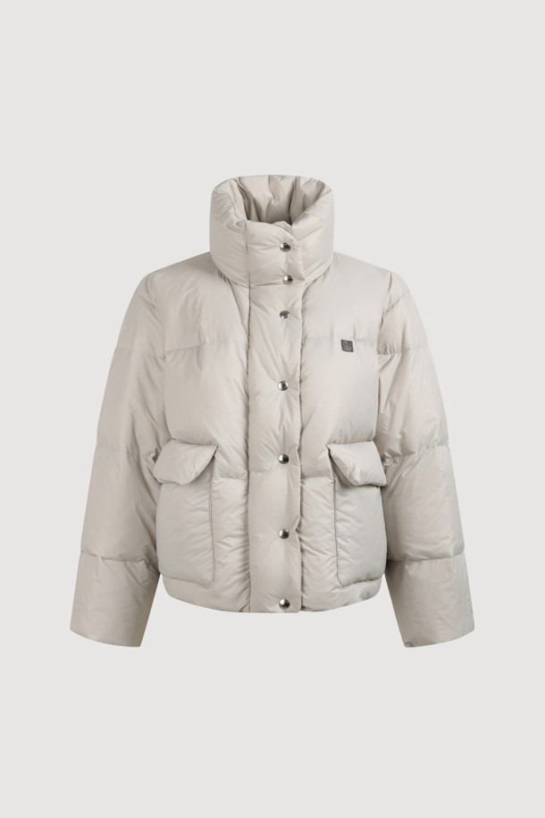 럭키슈에뜨 크롭 덕다운 점퍼는 캐주얼, 빈티지 스타일을 즐기는 분들을 위한 겨울철 필수 아이템입니다. 라이트 베이지 컬러의 무지 디자인으로 어떤 스타일에도 쉽게 매치할 수 있으며, 여행룩, 캠핑룩, 미니멀, 고프코어 스타일 연출에도 적합합니다. 덕다운(솜털 80%, 깃털 20%) 충전재(240g)와 두꺼운 두께감으로 보온성을 높였으며, 루즈핏 크롭 기장으로 트렌디함을 더했습니다. 빅 아웃포켓, 금속 지퍼, 럭키 크레센트 문 모티브 와펜 디테일이 돋보이며, 은은한 광택감이 고급스러운 분위기를 자아내는 긴소매 점퍼입니다.
