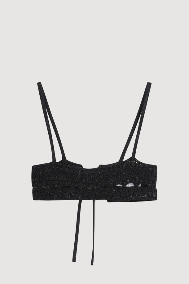 럭키슈에뜨 뷔스티에 니트 탑 (블랙)은 모던한 스타일을 추구하는 여성들을 위한 아이템입니다. 봄, 여름 시즌에 어울리는 크롭 기장의 민소매 디자인으로, 코튼과 레이온 혼방 소재에 망사 패턴이 더해져 시원하고 세련된 느낌을 줍니다. 뒤 끈으로 오픈/클로징이 가능하며, 메탈사가 믹스되어 은은한 포인트를 더합니다. 레귤러핏으로 제작되었으며, 스퀘어넥 라인이 특징입니다. 데이트룩, 카페룩, 여행룩 등 다양한 TPO에 미니멀, 시크, 클래식한 스타일을 연출할 수 있습니다.
