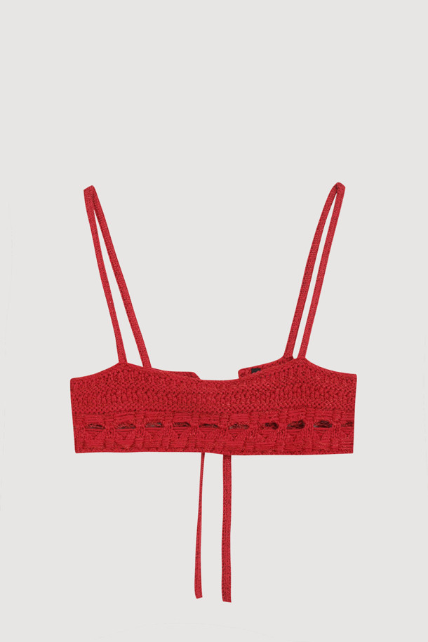 Chouetties by LUCKY CHOUETTE_뷔스티에 니트 탑(레드)은 캐주얼, 로맨틱, 미니멀 스타일을 모두 아우르는 여성 의류입니다. 봄, 여름 시즌에 어울리는 얇은 두께감과 부드러운 촉감의 코튼, 레이온 혼방 소재로 제작되었습니다. 뒷면 끈으로 오픈/클로징이 가능하며, 메탈사가 믹스되어 은은한 포인트를 더합니다. 망사 패턴과 크롭 기장의 민소매 디자인으로, 데이트룩, 카페룩, 휴가룩 등 다양한 TPO에 레이어드하여 개성 있는 스타일을 연출할 수 있습니다. 초승달 모티브 디자인이 돋보이는 슬림핏 뷔스티에 탑입니다.
