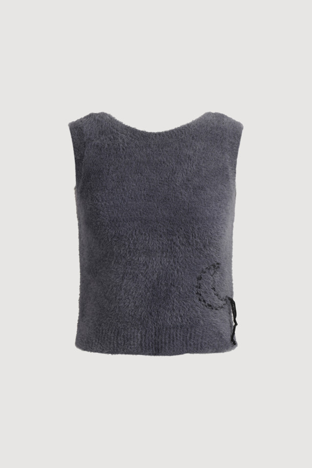 LUCKY CHOUETTE (럭키슈에뜨)의 Chouetties Wing Yarn 니트 베스트 (다크 블루)입니다. 슬림핏으로 떨어지는 크롭 기장의 여성 니트 베스트로, 봄, 가을에 착용하기 좋습니다. 헤어리한 촉감의 나일론 소재로 제작되었으며, 와이드한 U넥 디자인과 얇은 두께로 편안하게 착용할 수 있습니다. 럭키 크레센트 문 모티브 자수 포인트가 특징이며, 데이트룩, 봄 소풍룩 등 다양한 TPO에 활용 가능합니다. 단독 또는 이너 레이어드로 스타일리시하게 연출할 수 있으며, 캐주얼, 미니멀, 클래식 스타일을 즐겨 입는 분들께 추천합니다.
