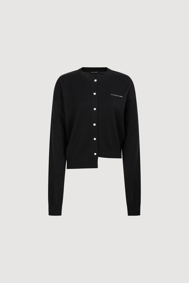 LUCKY CHOUETTE (럭키슈에뜨)의 언밸런스 니트 가디건 (black)입니다. 봄, 가을에 어울리는 캐주얼 스타일의 여성 의류로, 부드러운 아크릴과 코튼 혼방 소재로 제작되어 편안한 착용감을 선사합니다. 라운드넥에 루즈핏으로, 데이트룩 또는 카페룩에 잘 어울립니다. 세 가지 모양의 믹스된 단추와 좌우 언밸런스한 기장, 레터링 자수 포인트가 특징입니다. 미니멀하고 클래식한 무드를 연출하기 좋습니다.
