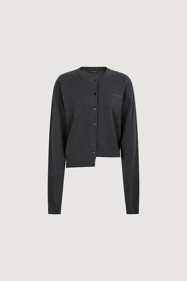 Chouetties by LUCKY CHOUETTE(슈에티 바이 럭키슈에뜨)_언밸런스 니트 가디건(다크 그레이)은 캐주얼한 스타일의 여성 니트 가디건입니다. 가을, 겨울에 착용하기 좋으며, 라운드넥에 루즈핏으로 편안하게 연출할 수 있습니다. 다크 그레이 컬러의 중간 두께 니트 소재로 제작되었으며, 언밸런스한 기장과 자수 레터링 포인트가 특징입니다. 세 가지 모양의 단추 디테일로 포인트를 더했으며, 데일리룩, 카페룩, 쇼핑룩 등 다양하게 활용 가능합니다. 아크릴과 코튼 혼방 소재로 제작되어 부드러운 촉감을 선사합니다.
